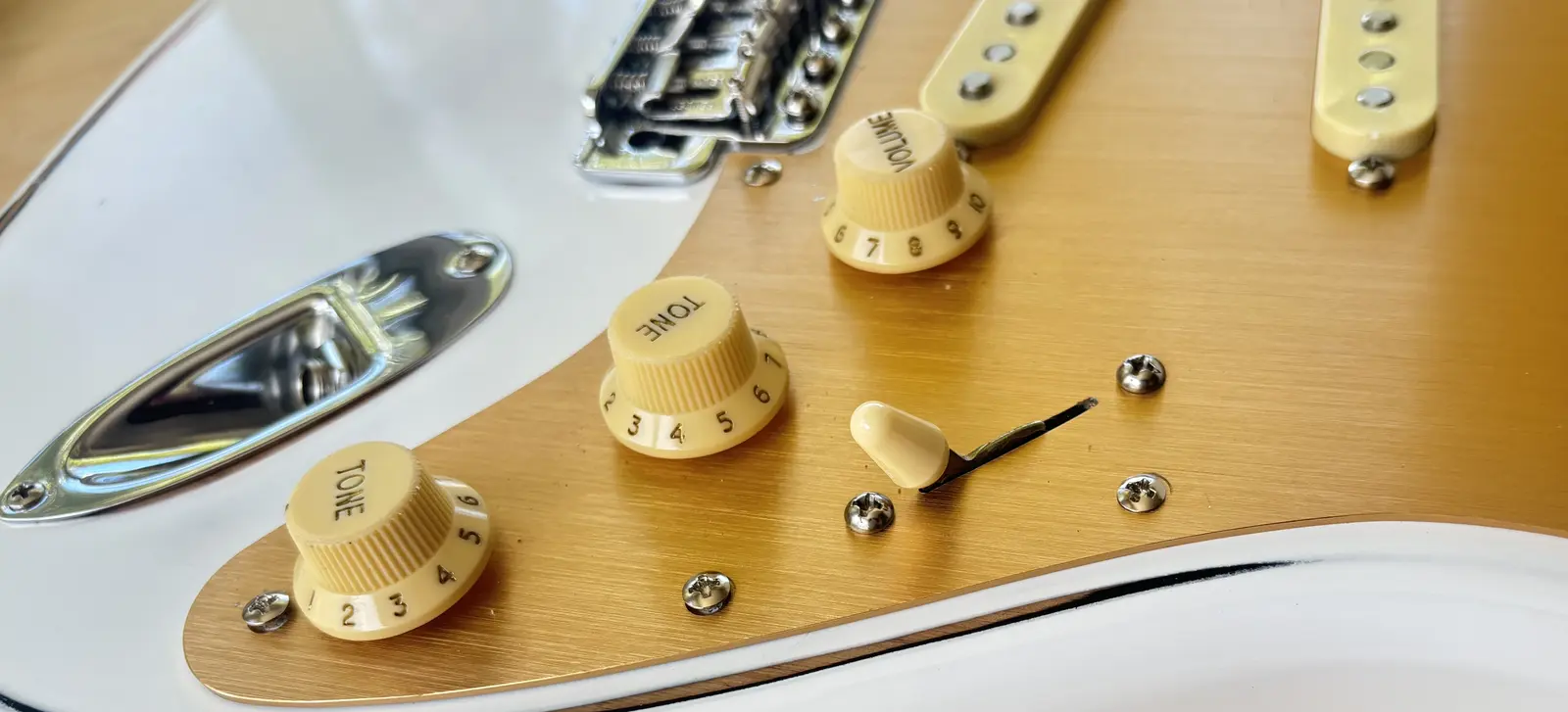 Strat-style body with gold anodised pickguard